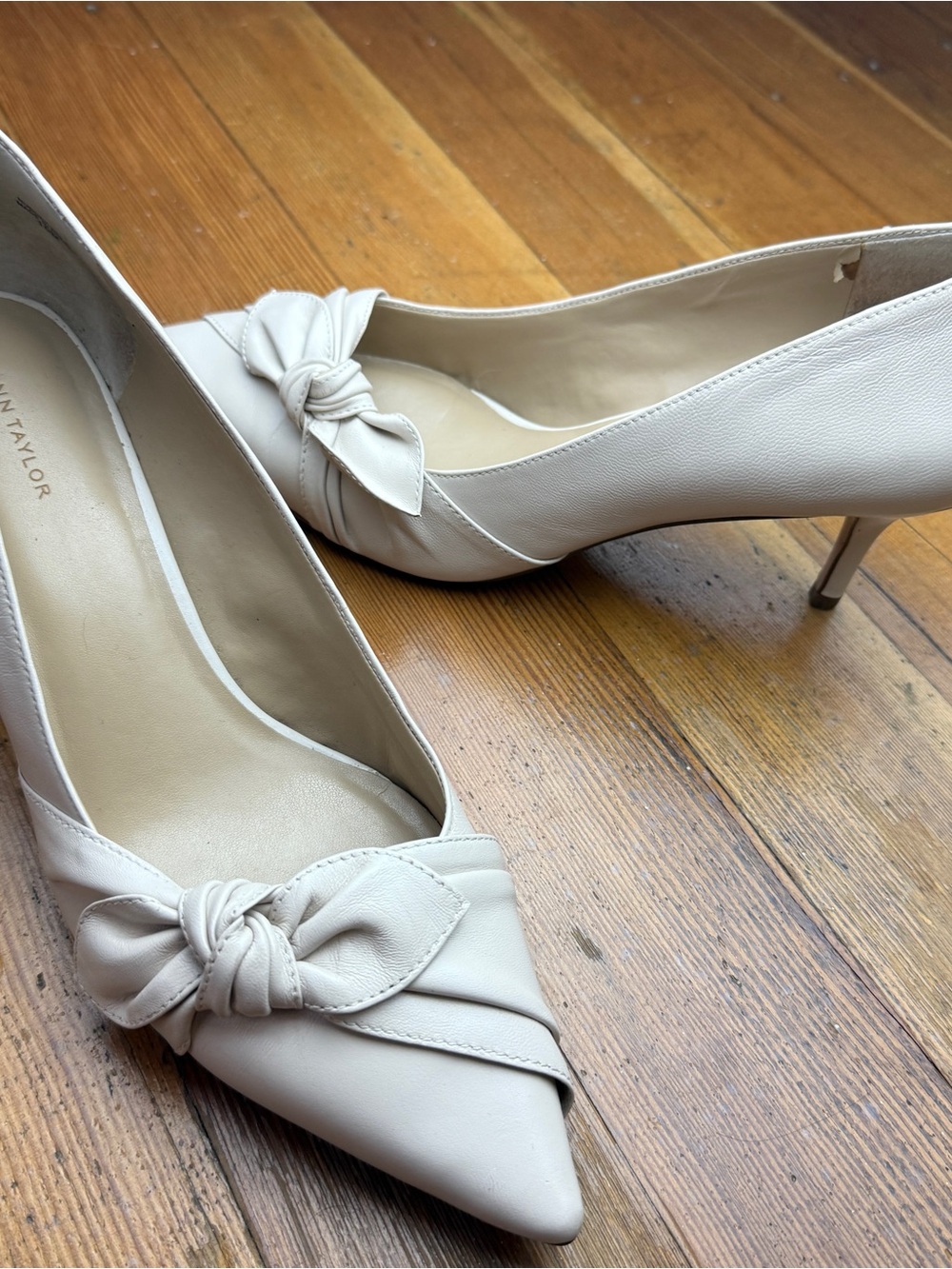 Anne Klein Cream Knot-Detail Pointed Toe Leather Pumps Size 10